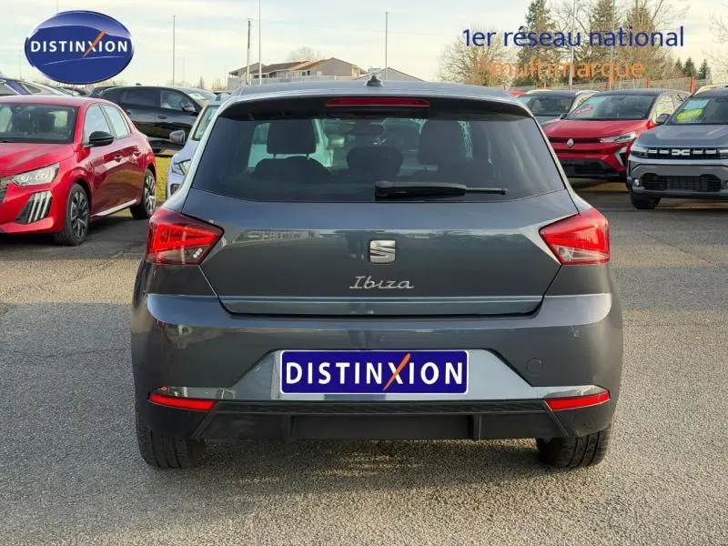 Vue arrière d'une SEAT Ibiza 2025 gris magnétique métallisé, avec feux arrière distinctifs et logo central visible.