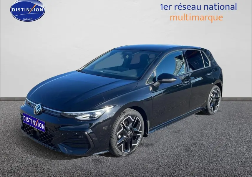 Volkswagen Golf 2026 noire en 3/4 avant droit avec jantes alu noires et logo VW visible.