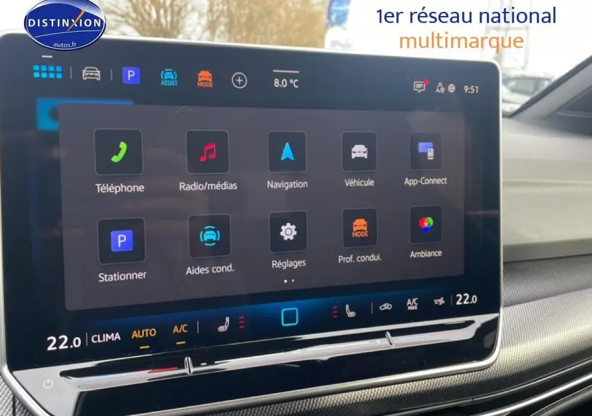 Écran tactile central de la Volkswagen Golf 2026 noir, vue intérieure côté passager avec commandes multimédia visibles.