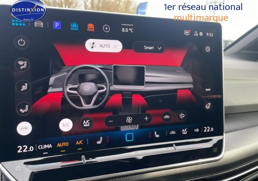 Écran tactile central affichant la console de climatisation et le volant numérique d'une Volkswagen Golf noire, vue de face.