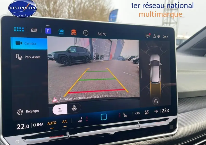 Écran central affichant la caméra de recul et l'aide au stationnement d'une Volkswagen Golf noire, vue arrière.