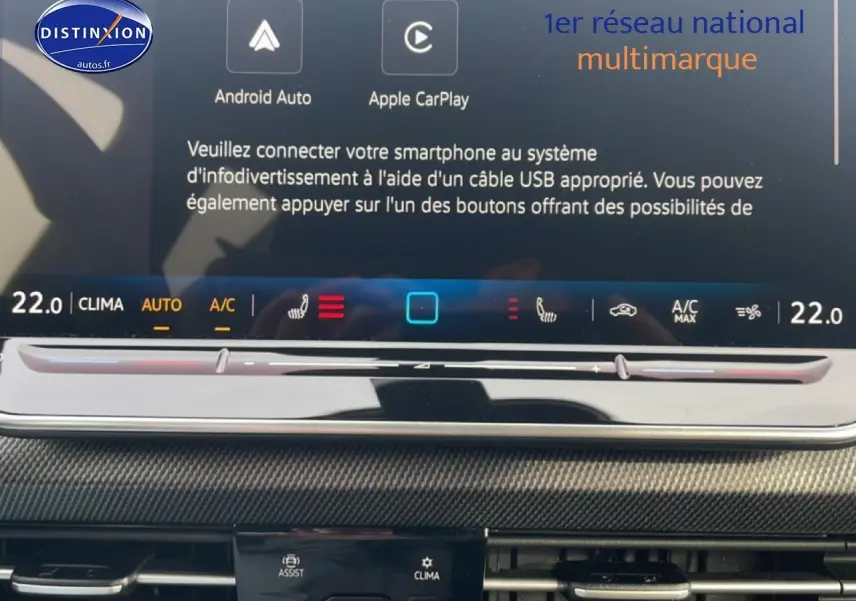 Vue rapprochée de l’écran tactile et de la console centrale de la Volkswagen Golf 1.5 ETSI Evo2 R-Line noire, intérieur moderne.