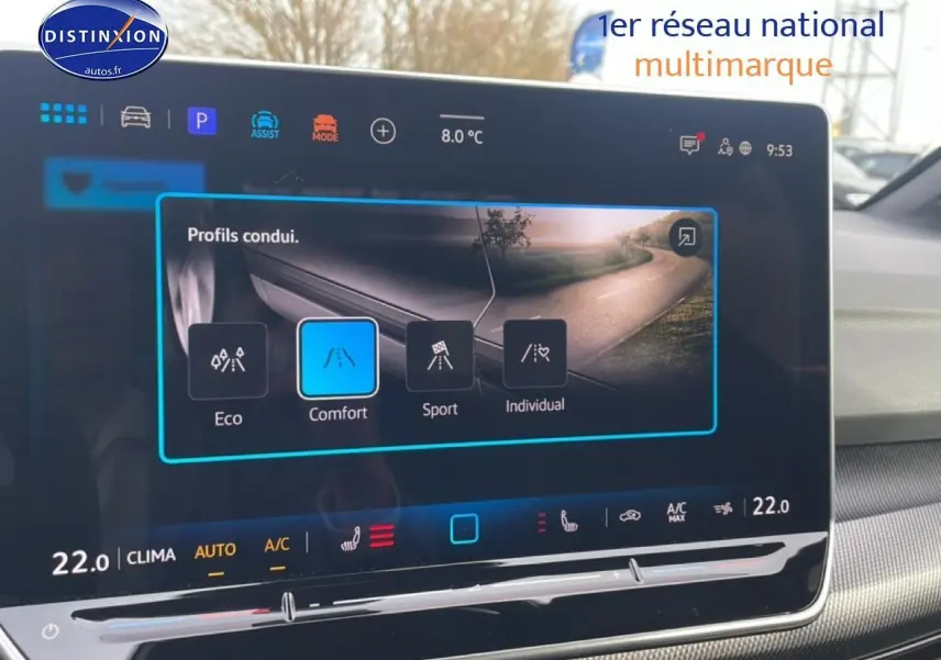 Écran tactile central de la Volkswagen Golf 2026 affichant les modes de conduite, vue intérieure côté droit.