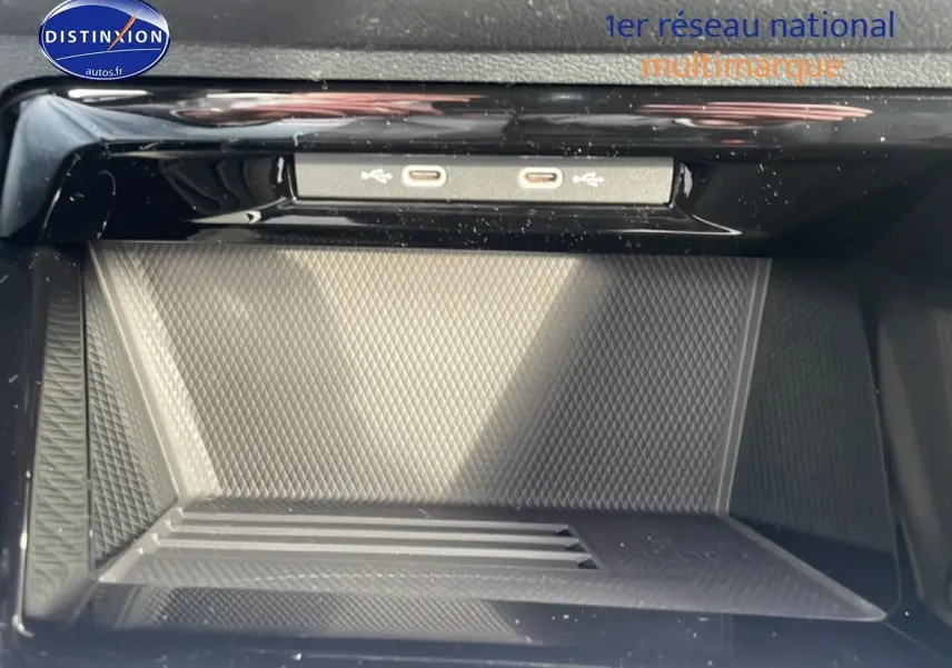 Gros plan sur la console centrale noire de la Volkswagen Golf 2026 avec deux ports USB-C visibles.