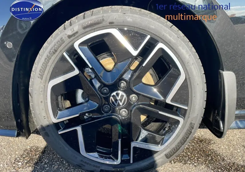 Gros plan sur la jante alu noire et argentée de la Volkswagen Golf 2026, avec logo VW au centre.
