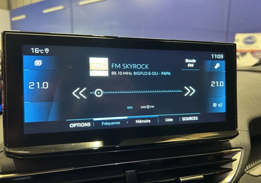 Écran central tactile du Peugeot 3008 Hybrid affichant la radio FM Skyrock à 11h09, intérieur noir.