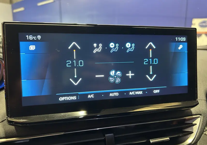 Écran tactile de la climatisation du Peugeot 3008 Hybrid 2024 affichant 21°C en mode automatique.
