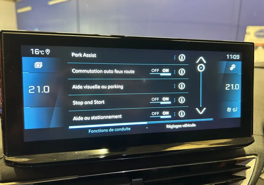Écran tactile intérieur du Peugeot 3008 Hybrid gris montrant les réglages d’aide au stationnement et climatisation à 21°C.