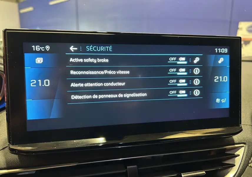 Écran tactile intérieur du Peugeot 3008 Hybrid affichant les réglages de sécurité et la température à 21°C.