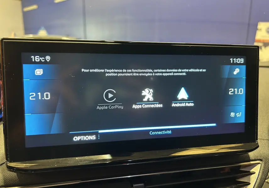 Écran tactile central affichant les options Apple CarPlay et Android Auto dans un Peugeot 3008 Hybrid gris.