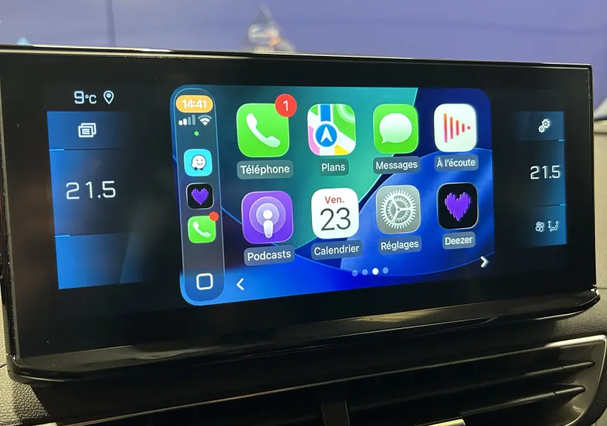 Écran tactile central du Peugeot 3008 Hybrid 2024 affichant les applications smartphone et la climatisation à 21,5°C.