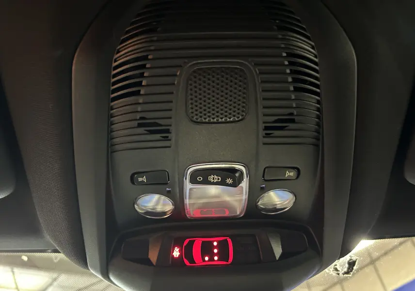 Vue rapprochée du plafonnier intérieur du Peugeot 3008 gris, avec commandes d’éclairage et indicateur de ceinture allumée.