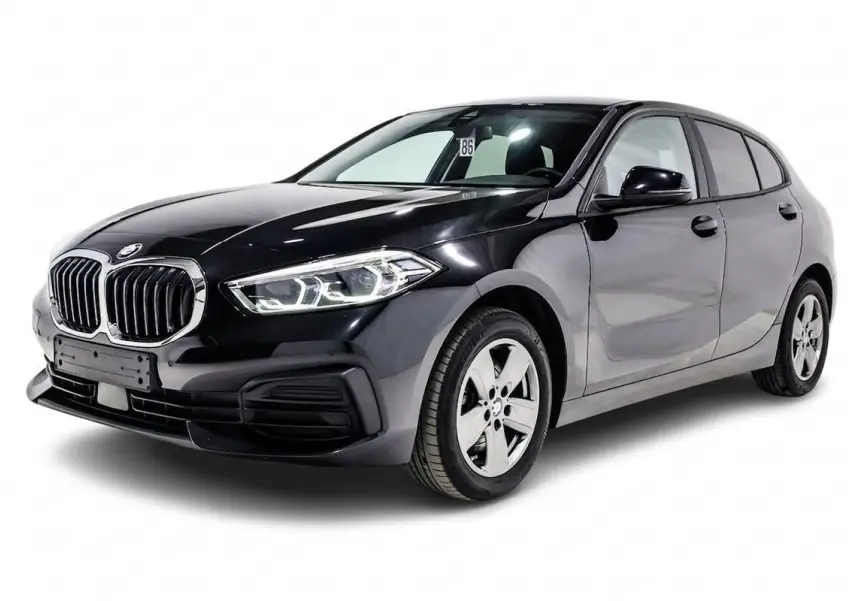 BMW Série 1 116d noire vue 3/4 avant droit, avec phares LED et calandre double haricot distinctive.