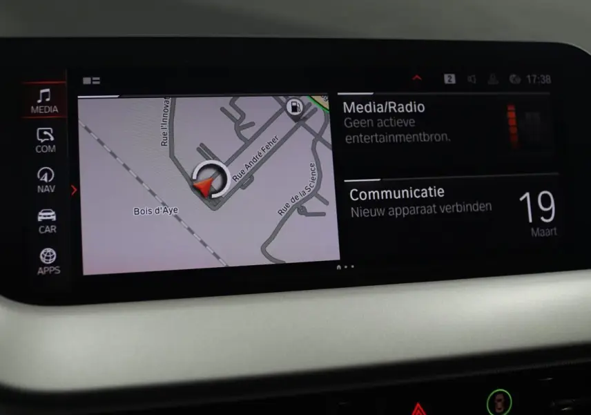 Écran tactile du système GPS et multimédia de la BMW Série 1 116d, affichant une carte et options de média.