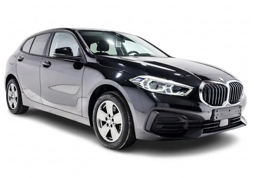 BMW Série 1 116d noire vue 3/4 avant droit, mettant en valeur ses phares LED et sa calandre chromée distinctive.