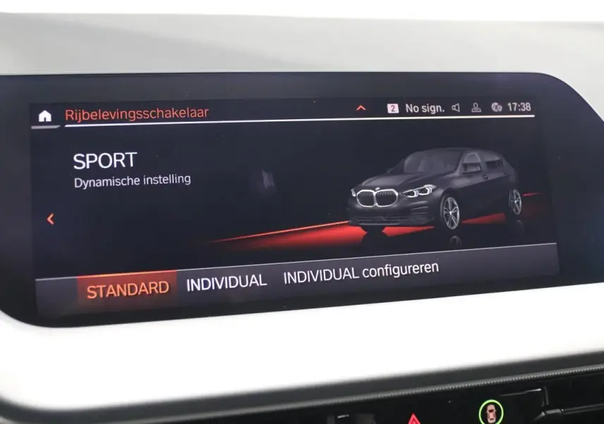 Écran de bord BMW Série 1 116d noir affichant le mode de conduite Sport avec vue virtuelle du véhicule en 3D.