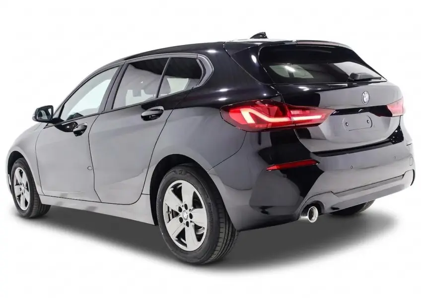 Vue 3/4 arrière droite d'une BMW Série 1 noire 5 portes avec feux arrière allumés sur fond blanc.