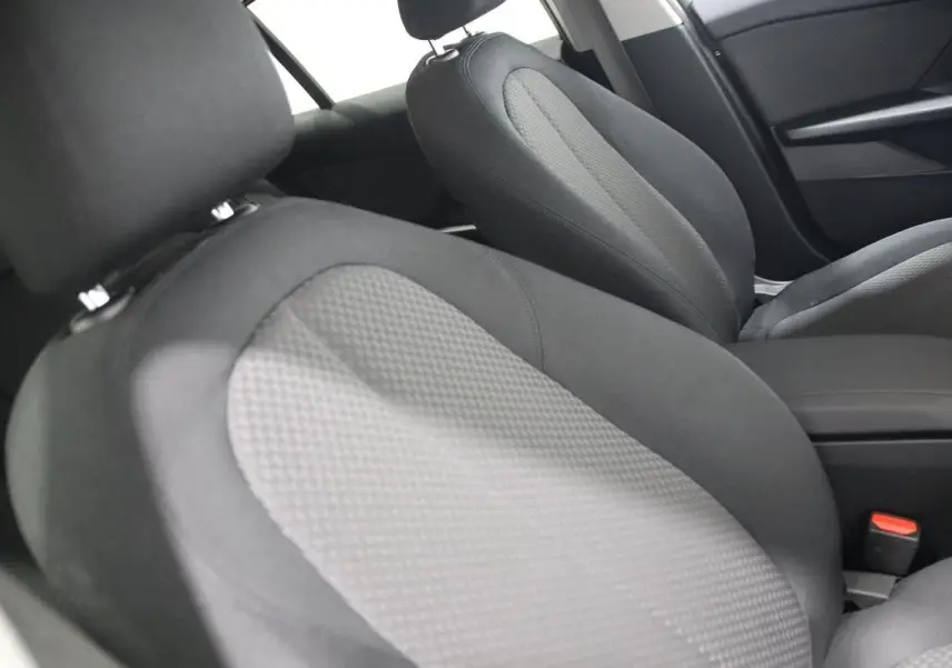 Gros plan sur les sièges avant en tissu gris et noir de la BMW Série 1 116d 2023, intérieur soigné et moderne.