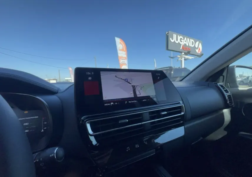 Vue intérieure du tableau de bord du Citroën C5 Aircross 2025 avec écran tactile de navigation et volant multifonctions en cuir.