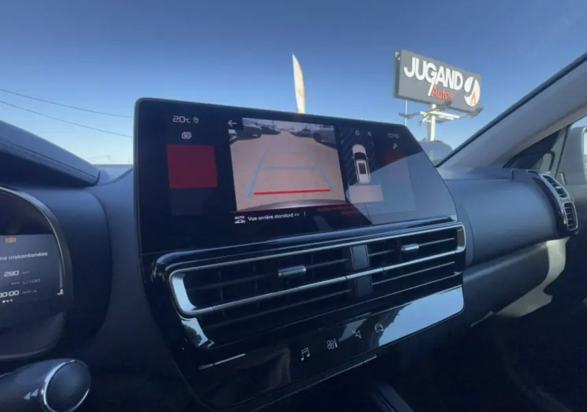 Vue intérieure du tableau de bord du Citroën C5 Aircross gris platinium, avec écran tactile affichant la caméra de recul.