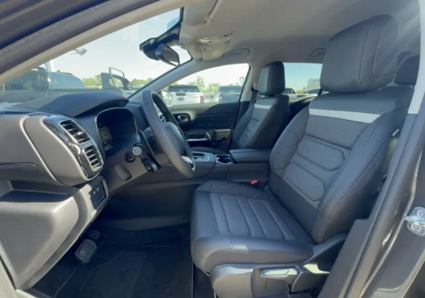 Vue intérieure côté conducteur du Citroën C5 Aircross 2025, sièges Advanced Comfort noirs avec détails gris.