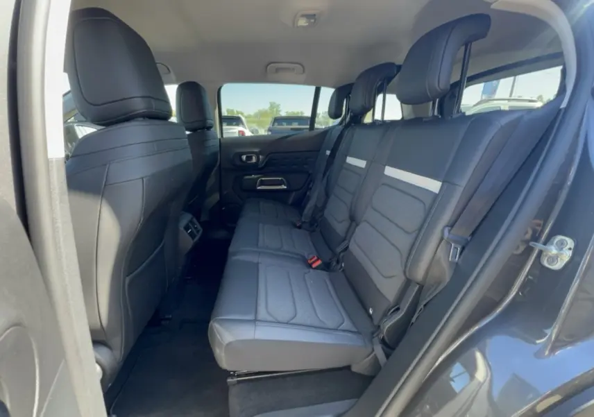 Vue intérieure côté droit montrant les trois sièges arrière individuels en cuir gris du Citroën C5 Aircross 2025.