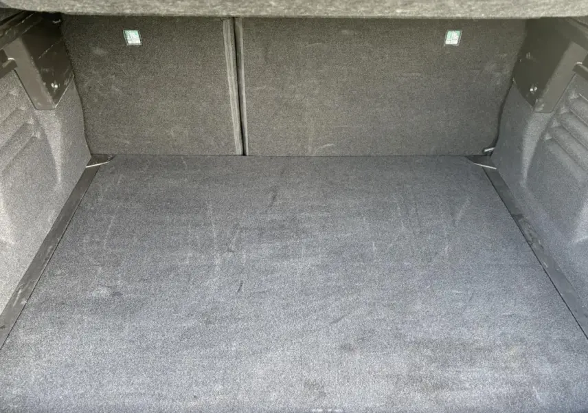 Coffre spacieux et vide de Renault SYMBIOZ noir étoilé, vue intérieure arrière avec plancher plat.