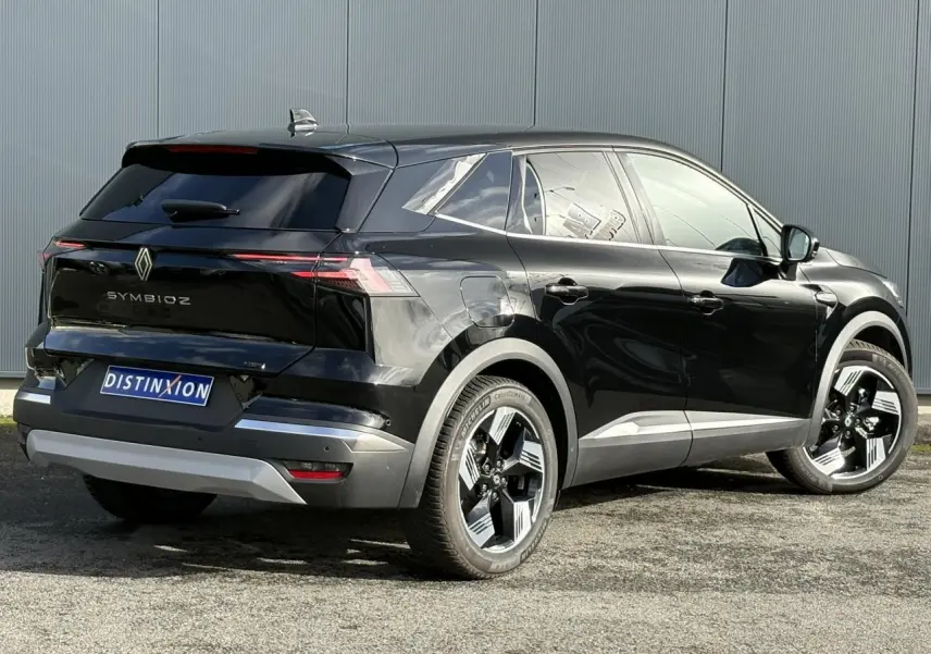 Vue 3/4 arrière droite d'un Renault Symbioz noir étoilé avec jantes 18 pouces et hayon mains libres.