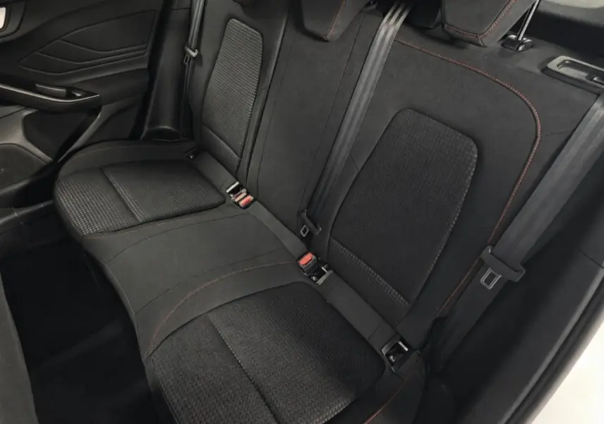 Vue intérieure sur la banquette arrière noire avec surpiqûres rouges de la Ford Focus 2024 ST Line.