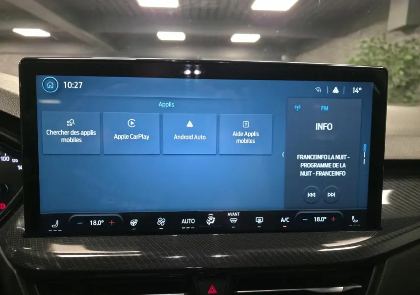 Écran tactile central du système multimédia Ford SYNC 4 dans une Ford Focus blanche, vue intérieure frontale.