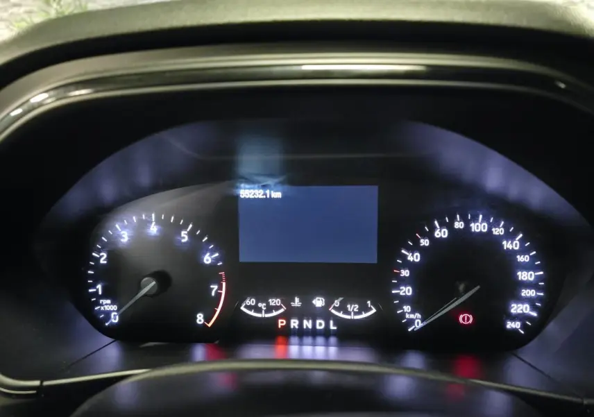 Combiné d'instrumentation numérique de Ford Focus 2024, affichage lumineux blanc sur fond noir, vue de face rapprochée.