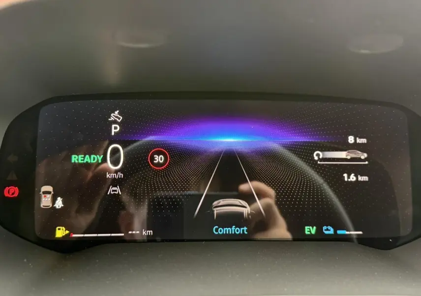 Affichage numérique du tableau de bord du Renault Captur 2026 en mode confort, avec indicateurs de vitesse et assistance active.