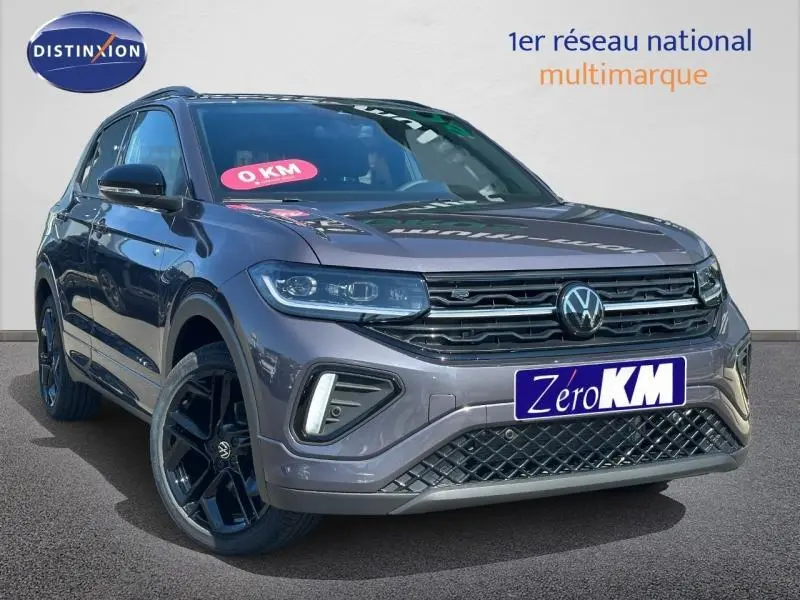 Volkswagen T-Cross gris cendré métallisé en 3/4 avant avec jantes noires et calandre chromée.