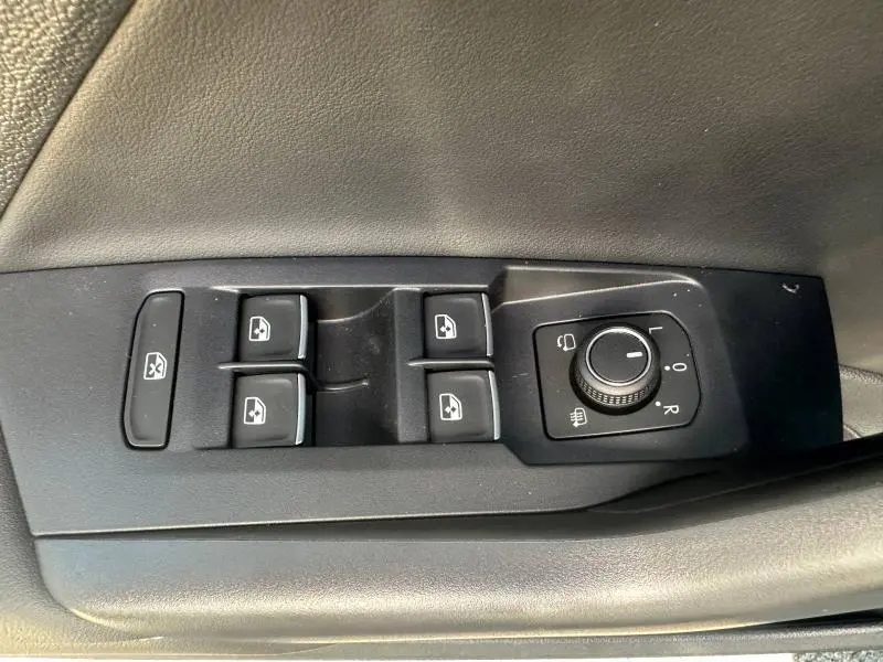 Commande des vitres électriques et réglage des rétroviseurs sur la porte côté conducteur du Volkswagen T-Cross gris cendré.
