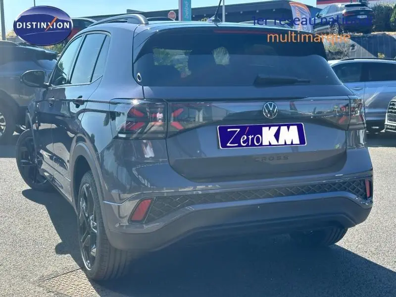 Vue 3/4 arrière d’un Volkswagen T-Cross gris cendré métallisé avec jantes noires et feux arrière LED distinctifs.