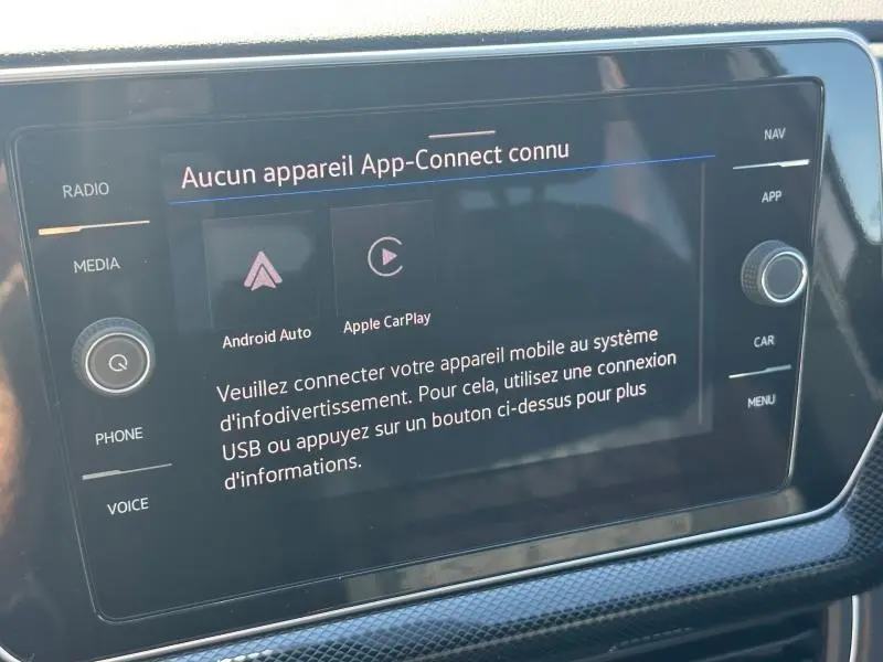 Écran tactile central du Volkswagen T-Cross 1.0 TSI R-Line 2026 affichant l'interface App-Connect sans appareil connecté.
