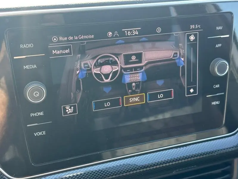 Écran tactile du tableau de bord du Volkswagen T-Cross gris cendré, affichant la climatisation bi-zone en mode manuel.