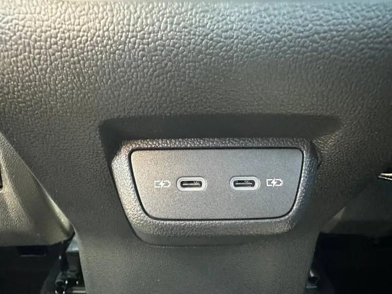 Gros plan sur deux ports USB-C intégrés dans la console arrière d’un Volkswagen T-Cross gris cendré 2026.
