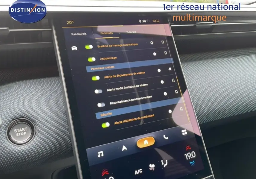 Vue rapprochée de l’écran tactile central du Citroën C5 Aircross noir Perla Nera, affichant les options de sécurité et assistance.