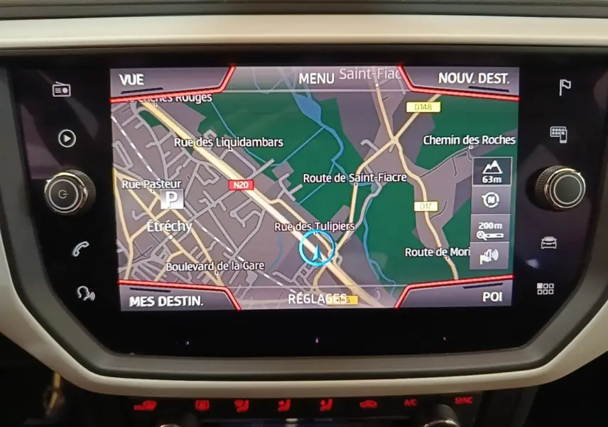 Écran tactile du système de navigation de la SEAT Arona 2019 affichant une carte routière en mode guidage.