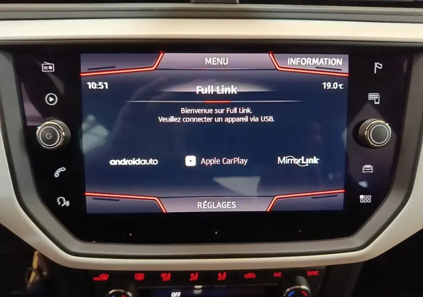 Écran tactile central du tableau de bord du SEAT Arona gris clair, affichant le menu Full Link.