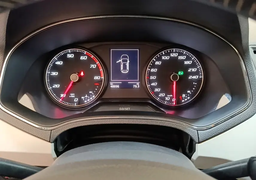 Vue rapprochée du tableau de bord du SEAT Arona 2019, affichage numérique central et compteurs analogiques noirs.