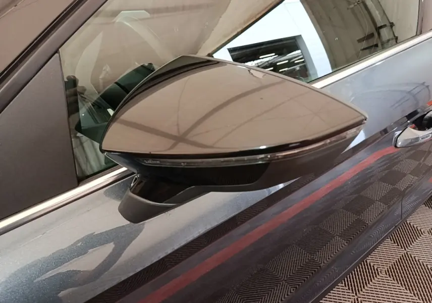 Rétroviseur côté gauche gris clair du SEAT Arona 2019, avec clignotant intégré et carrosserie brillante.
