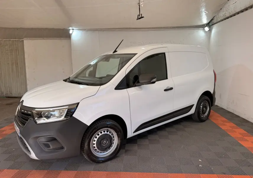 Renault Kangoo blanc en 3/4 avant droit, fourgonnette utilitaire avec pare-chocs noir et jantes acier.