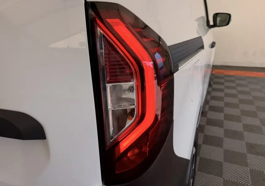Feu arrière droit allumé d'un Renault Kangoo blanc 2022, vu en léger angle depuis l'arrière droit.