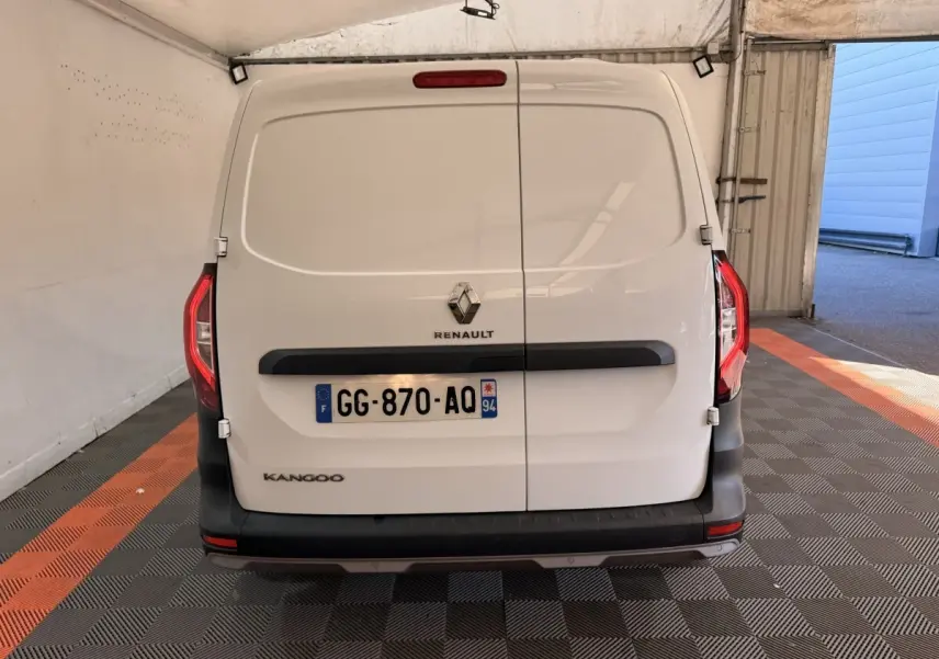 Vue arrière d’un Renault Kangoo blanc 2022 avec portes battantes et plaque d’immatriculation française visible.
