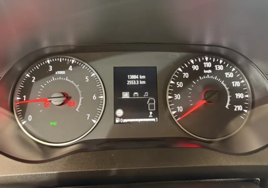 Tableau de bord du Renault Kangoo 2022 montrant compte-tours, compteur de vitesse et écran central avec kilométrage.