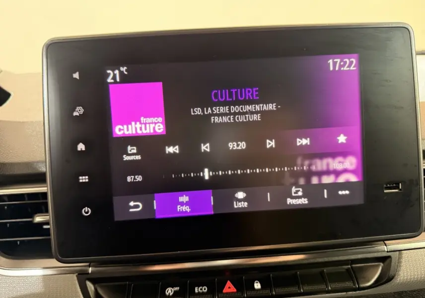 Écran tactile central du Renault Kangoo 2022 affichant la radio France Culture avec interface en violet et noir.