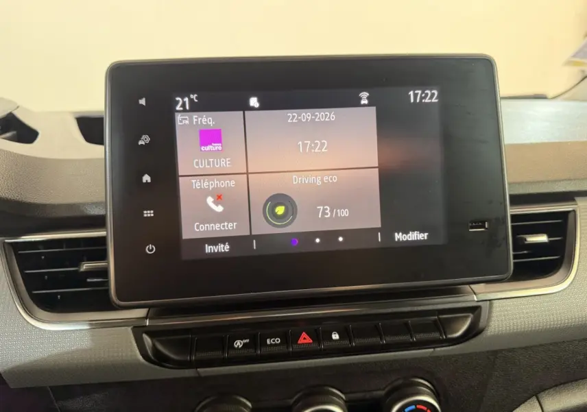 Écran tactile central du tableau de bord du Renault Kangoo 2022 blanc, affichant l'interface multimédia et climatisation.