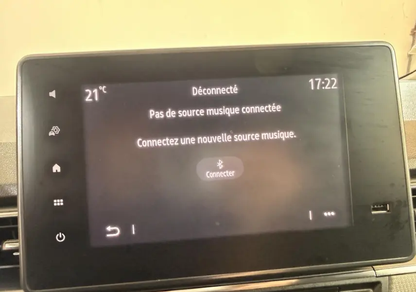 Écran tactile central du Renault Kangoo 2022 affichant l'interface de connexion Bluetooth, intérieur noir.